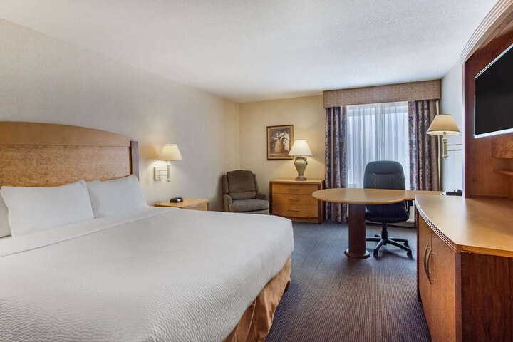 1 King Bed Deluxe Room (15 of 18)