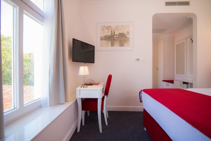 Room 5 of 32