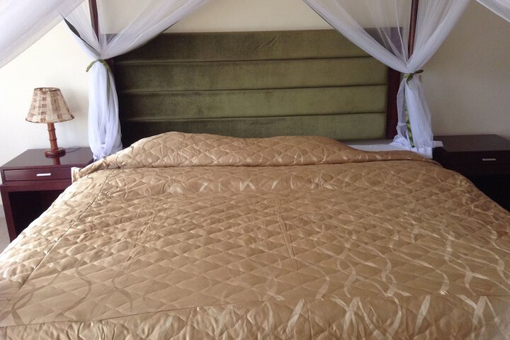 Room 8 of 90