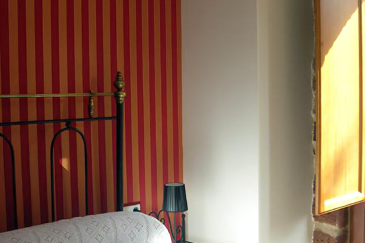 Room 6 of 77