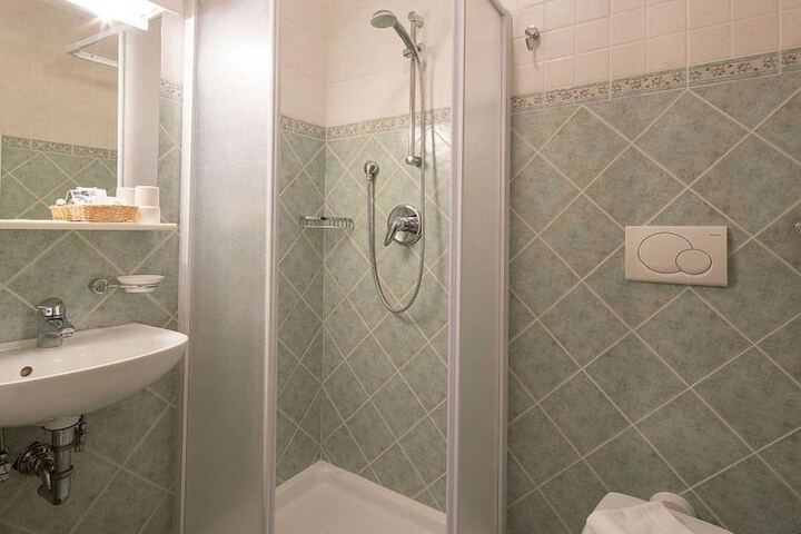 Room 4 of 28