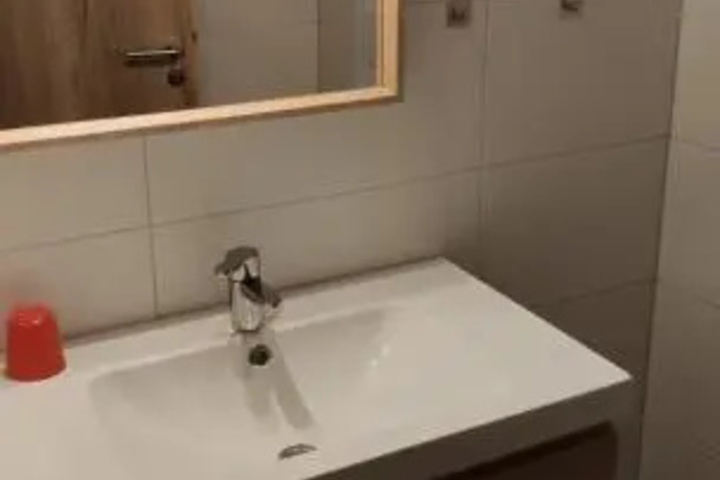 Room 8 of 10