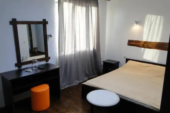 Room 4 of 13