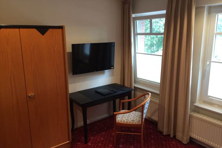 Room 10 of 102