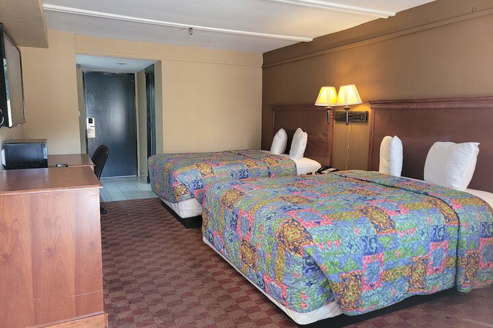 2 Queen Beds (1 of 5)