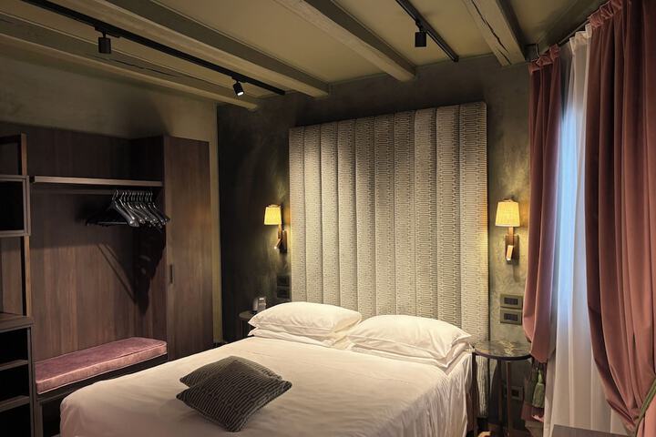 Room 32 of 83