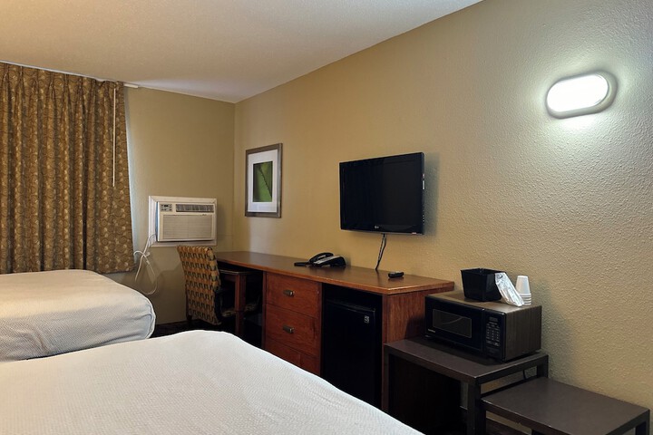 1 Queen Bed (24 of 30)