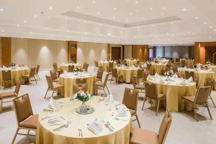 Ballroom/Hall 23 of 27