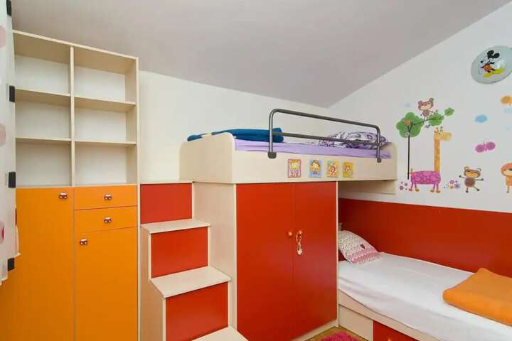 Room 3 of 65