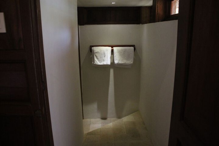 Room 27 of 47