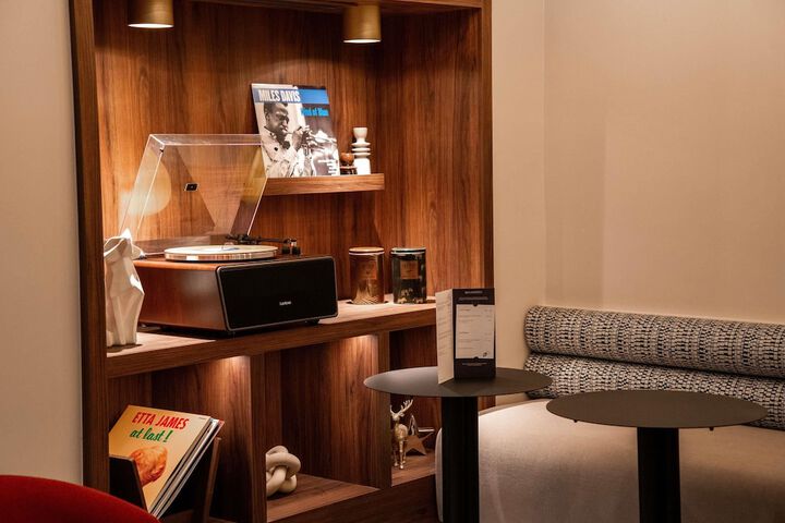 Lounge 68 of 81