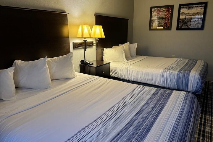 2 Queen Beds Mobility Accessible (11 of 13)