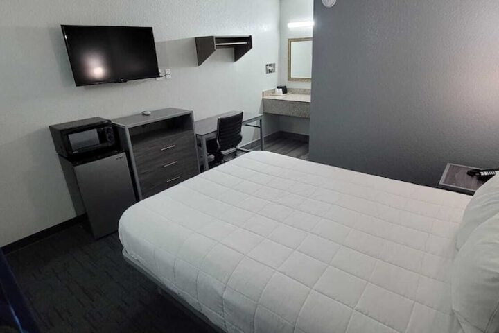 1 Queen Bed (5 of 9)