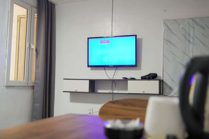 Room 6 of 127