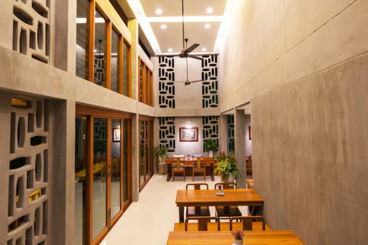Dining 52 of 99