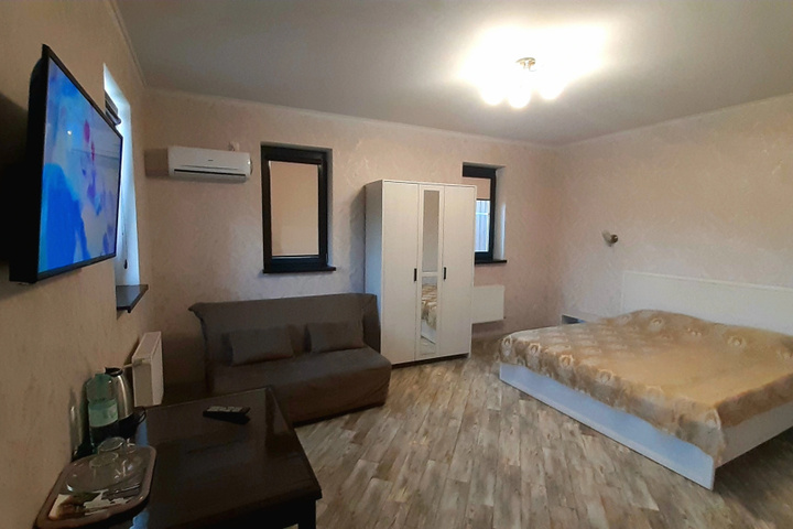 Room 4 of 7