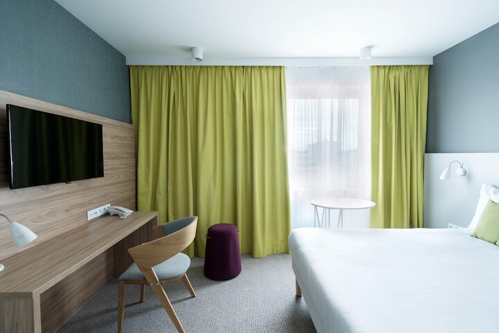 Room 15 of 83