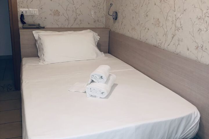 Room 10 of 25