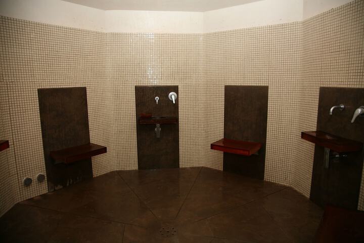 Room 32 of 46