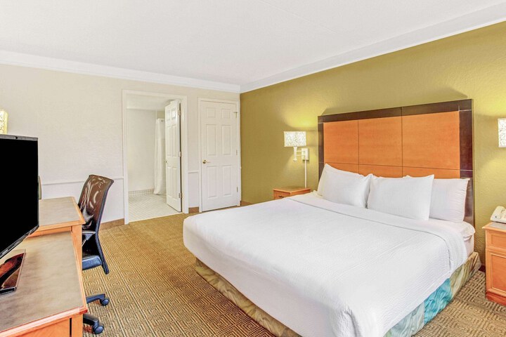 1 King Bed (8 of 11)