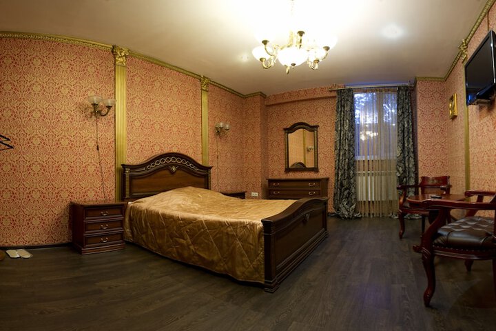 Room 4 of 32