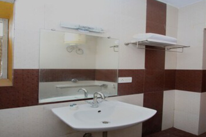 Room 4 of 16