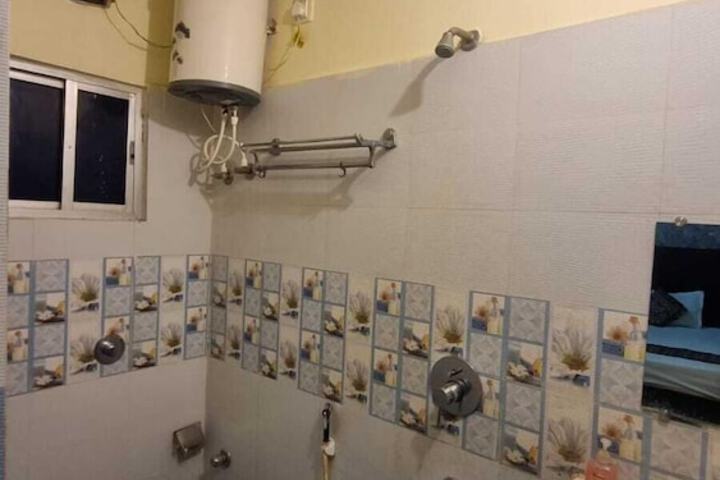 Room 8 of 12