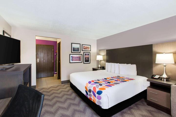 Queen Bed Accessible (5 of 12)