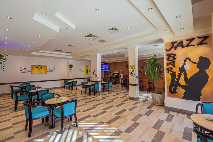 Lounge 73 of 93