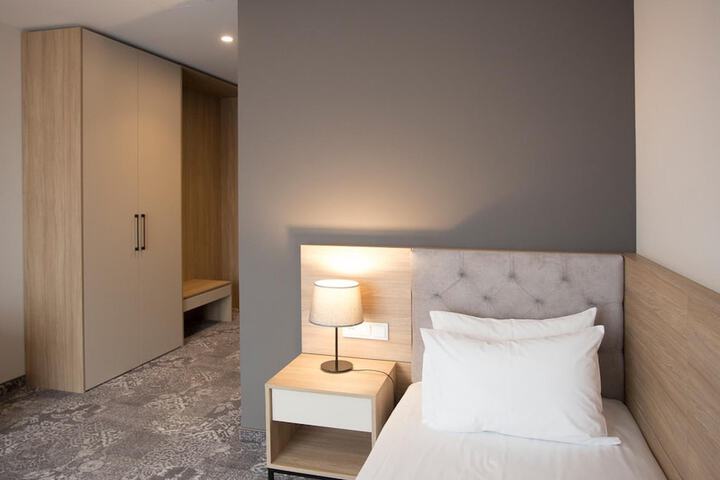Room 13 of 32