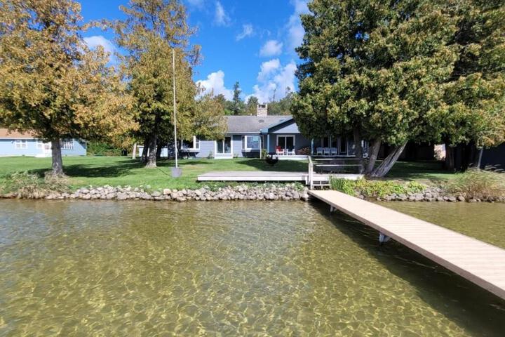Sandbar Cedar Cottage on Lake Leelanau