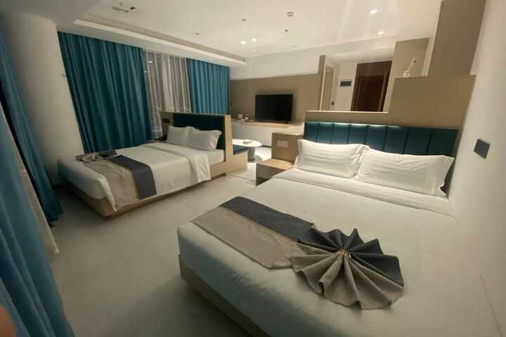 Room 5 of 16