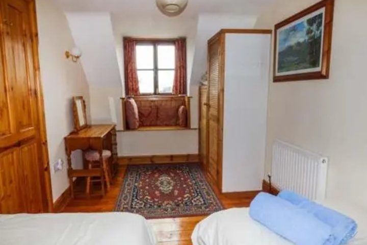 Room 2 of 10
