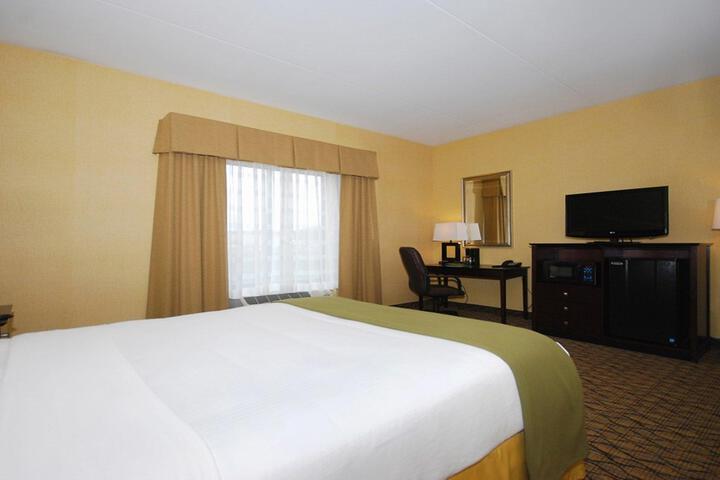 1 King Bed Mobility Hearing Accessible Room Bathtub with Grab Bars (4 of 9)