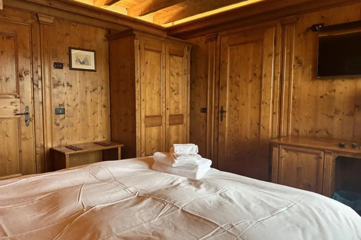 Room 3 of 18