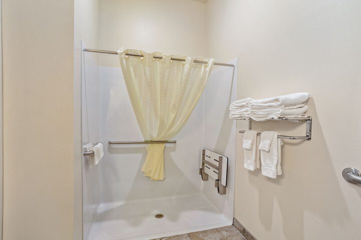 Quadruple Accessible Queen Size Bed (3 of 10)