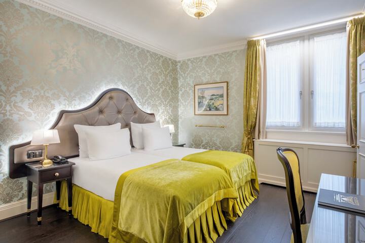 Room 37 of 142