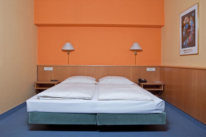 Room 4 of 38