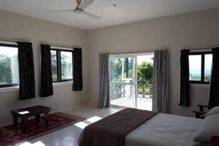 Room 5 of 9