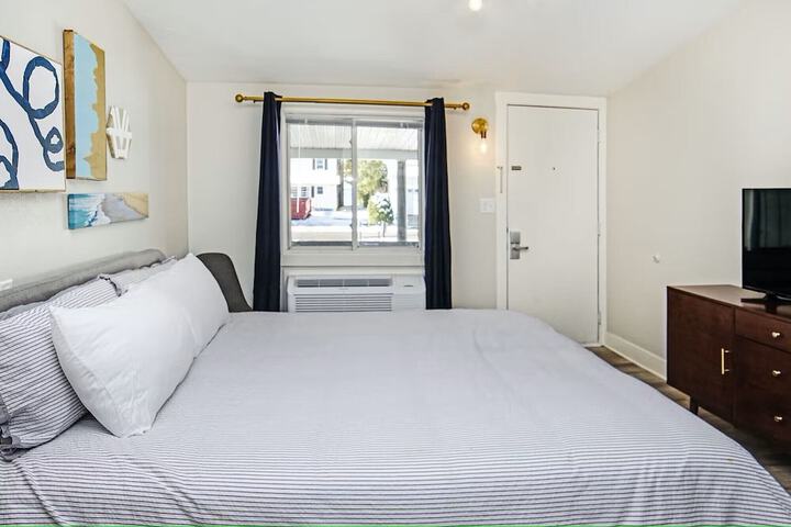 Studio King Size Bed (1 of 3)