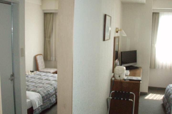 Room 6 of 9