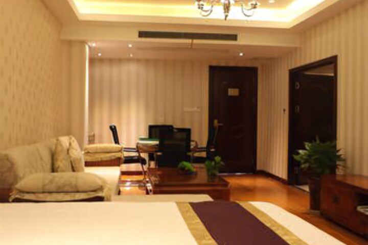 Room 4 of 8