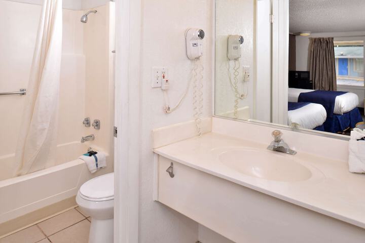2 Double Beds (11 of 14)