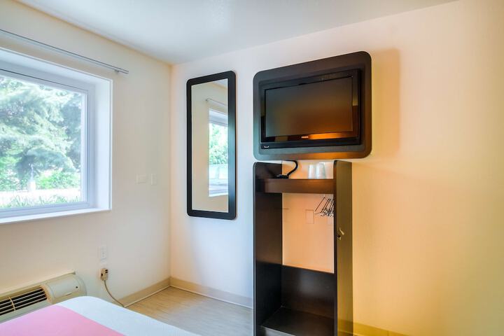 1 Queen Bed Micfridge (2 of 16)