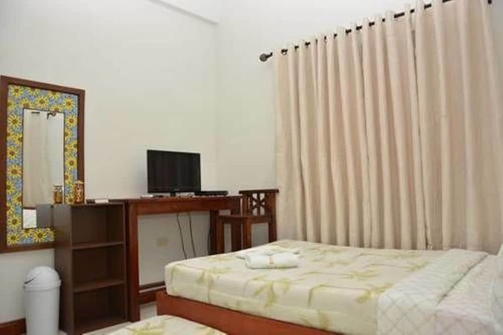Room 4 of 12