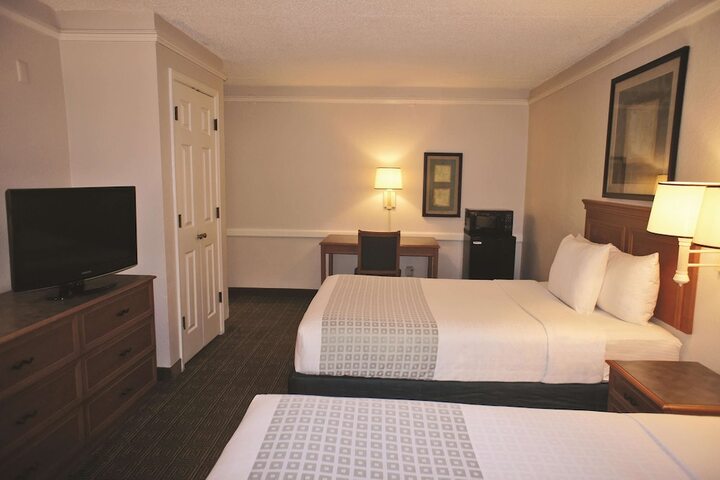 2 Double Beds Mobility Hearing Accessible Room Roll in Shower (7 of 16)