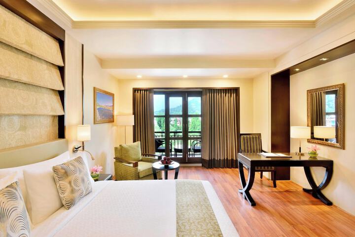 Room 4 of 18