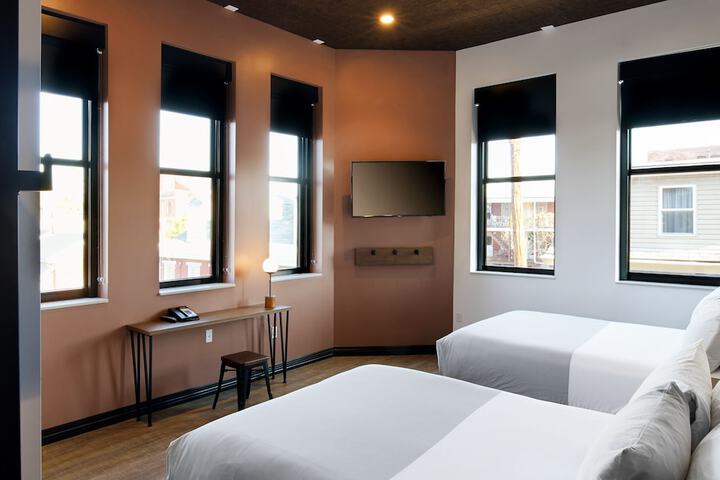 2 Queen Beds (9 of 12)