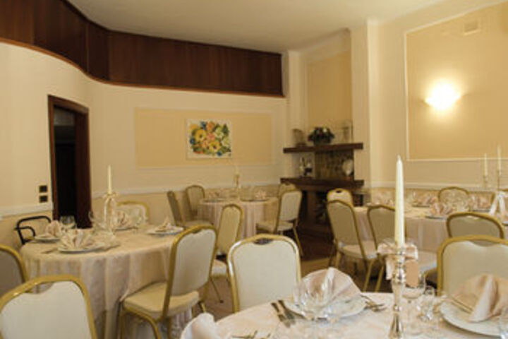Ballroom/Hall 15 of 32