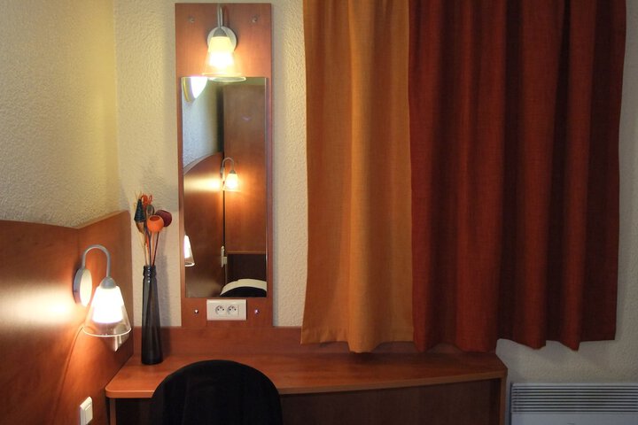 Room 15 of 32